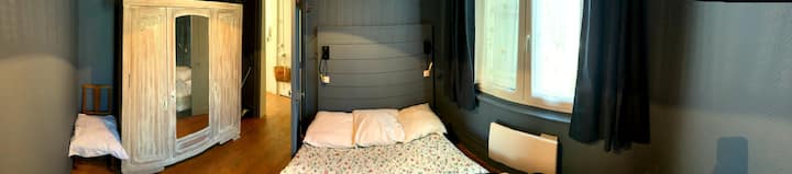 ห้องนอนที่เงียบสงบพร้อมม่านบังแสงและม่านกันความร้อน มองเห็นสนามหญ้า 
มีตู้เสื้อผ้าสำหรับเก็บข้าวของของคุณ เตารีดและหมอนและผ้านวมเสริม 
