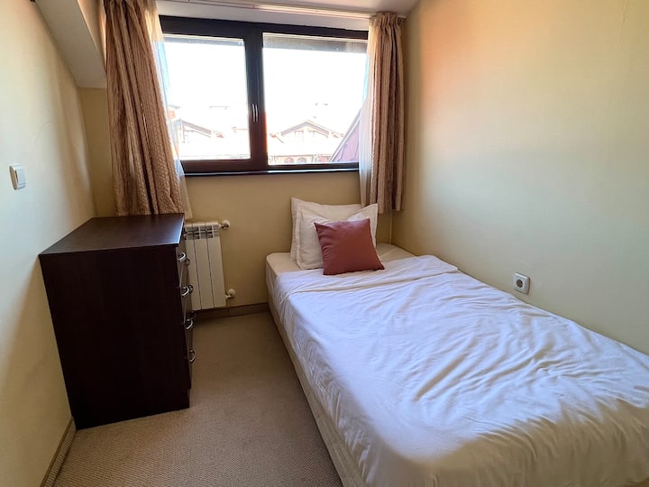 سرير فردي - في مسكن بجوار غرفة النوم