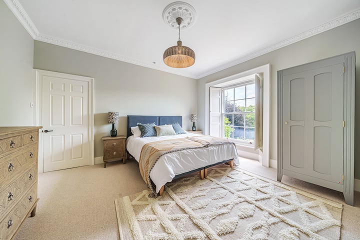 Chumba cha kulala cha kifahari kilicho na kitanda cha kiunganishi cha zip 'n'.