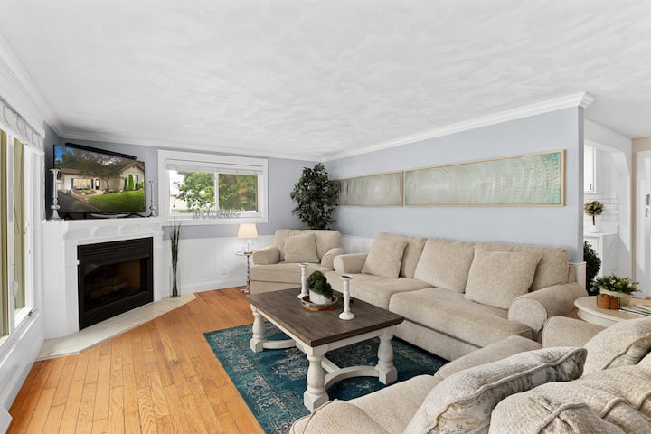 The Grandview Retreat. Elite 4 Bedroom & Hot Tub - Peoria, IL