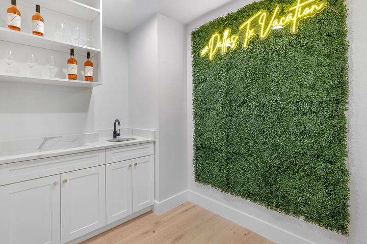 Relaxing home with Heated Pool & Spa W/ Photo Wall gallery image 5