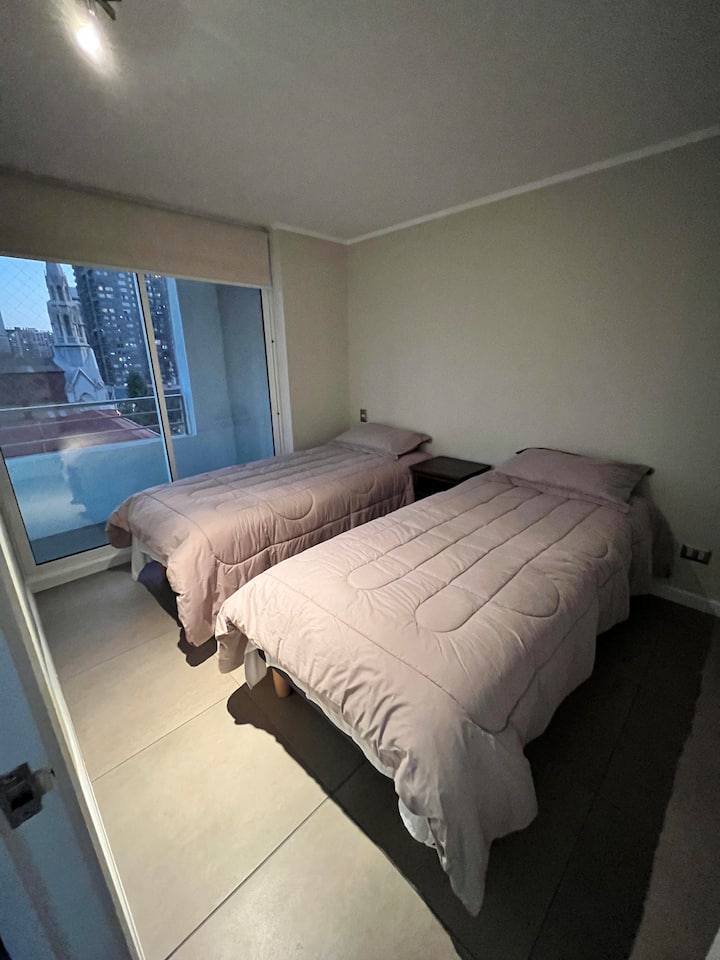 带两张单人床的次卧 