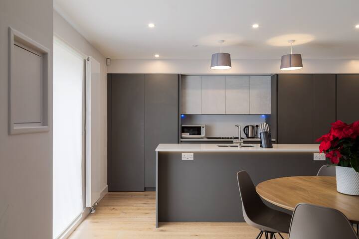 Modern family home in Kensington gallery image 5