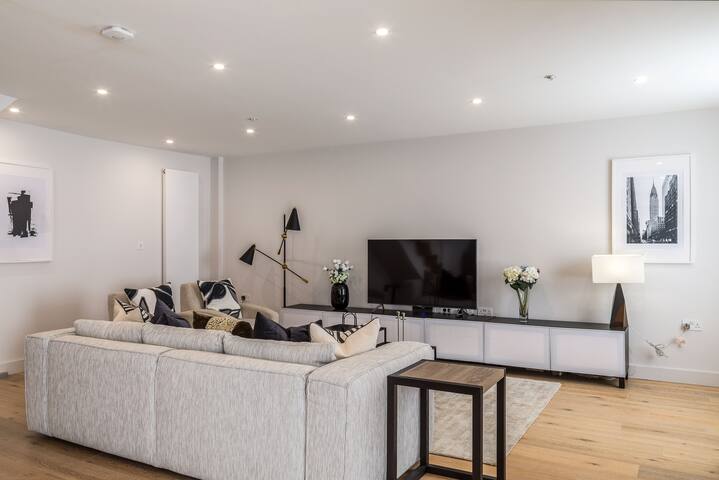 Modern family home in Kensington gallery image 2