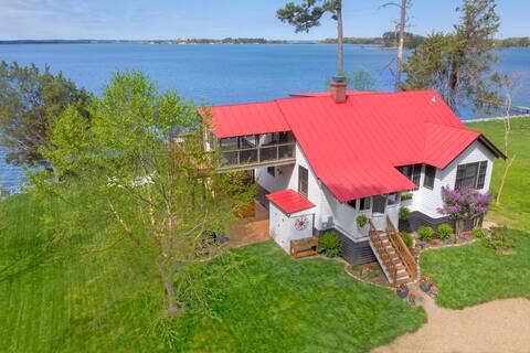 Waterfront Cottage with Beautiful Sunset Views