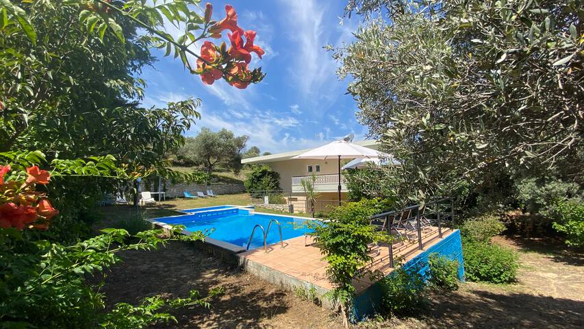 Villa George – Private & Secluded by the beach gallery image 2