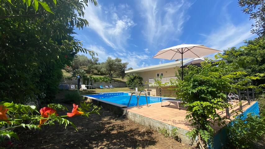 Villa George – Private & Secluded by the beach