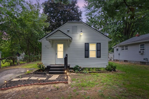 Cozy 2 Bedroom Home, Across from a Park & Lake