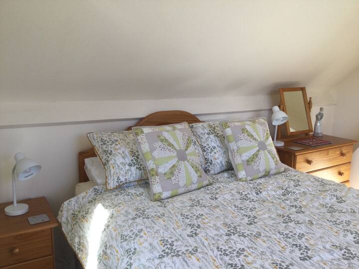 Cosy private room w/ onsite parking and breakfast Bed and breakfasts