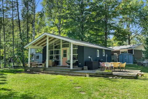 The Birdhouse Cottage in Point Clark
