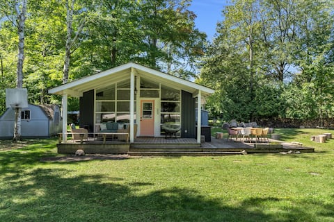 The Birdhouse Cottage in Point Clark