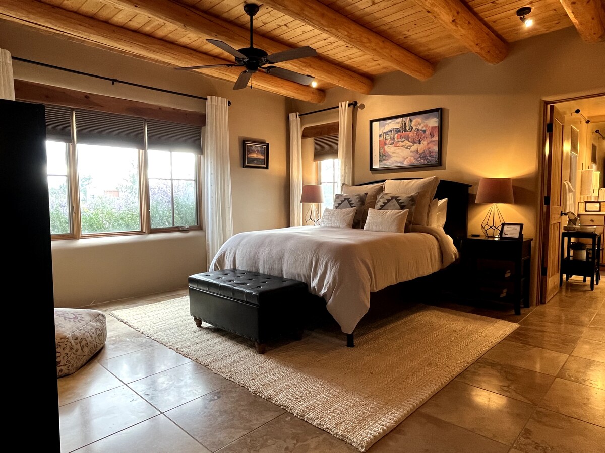 ห้องนอนหลักมีห้องน้ำในตัว