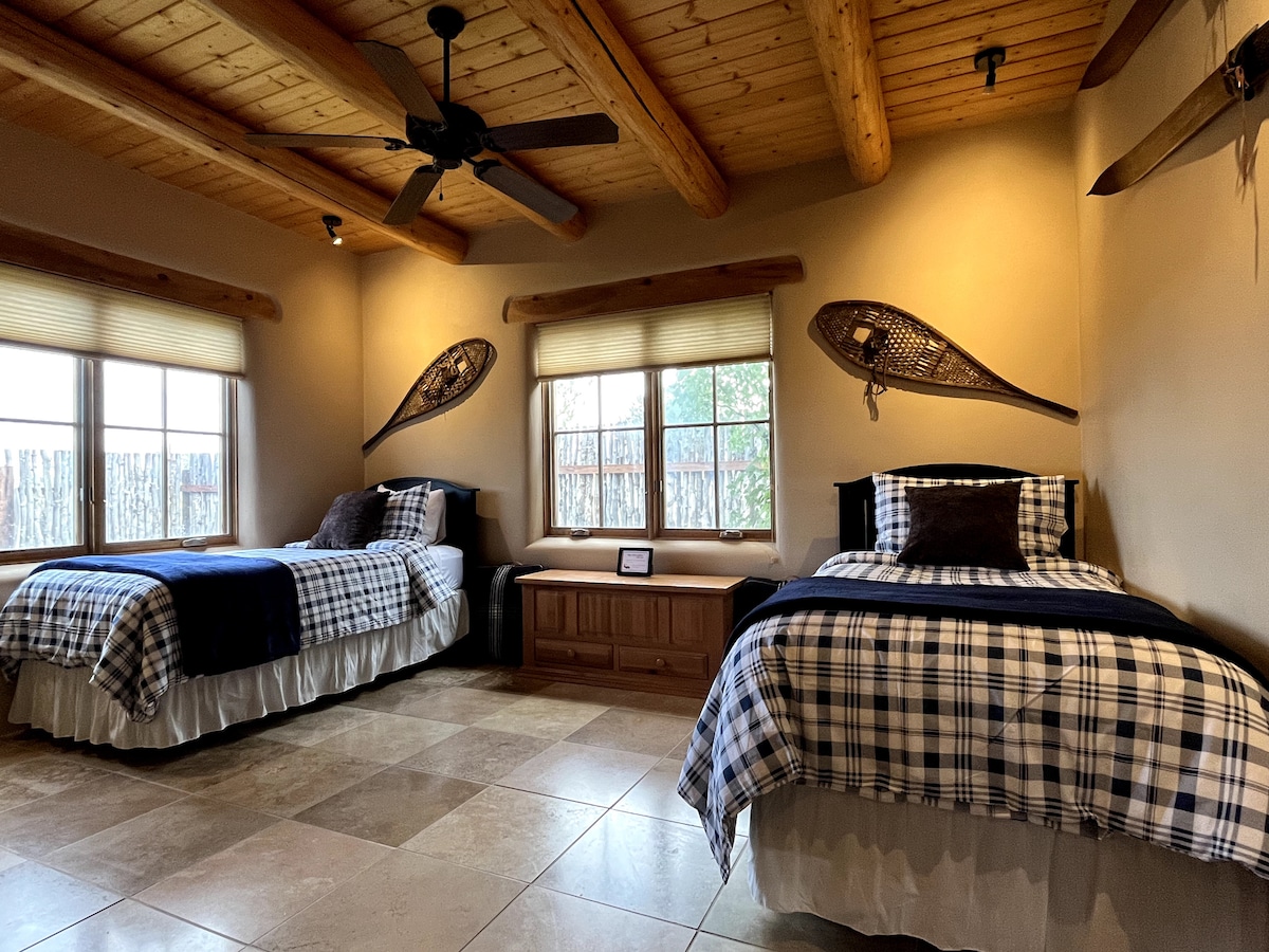 ห้องนอนเตียงแฝดตั้งอยู่ในห้องธีมฤดูหนาว