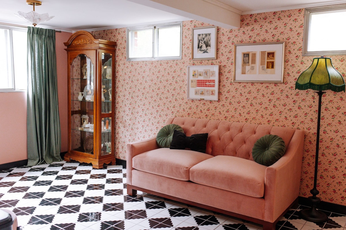 Art Deco Bridal Suite (also doubles as a 4th bedroom with sofa bed).