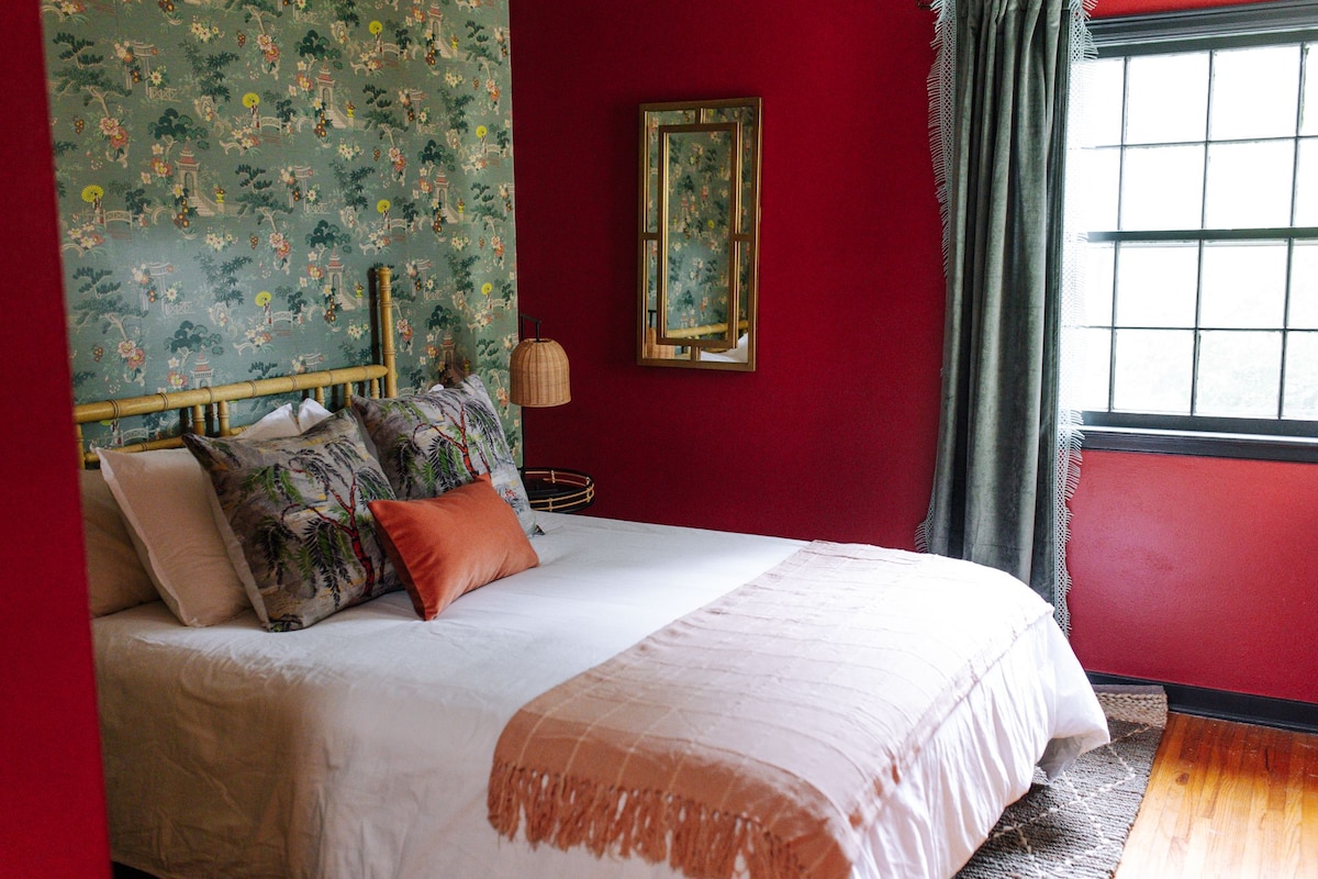 Bedroom w/ Queen Bed