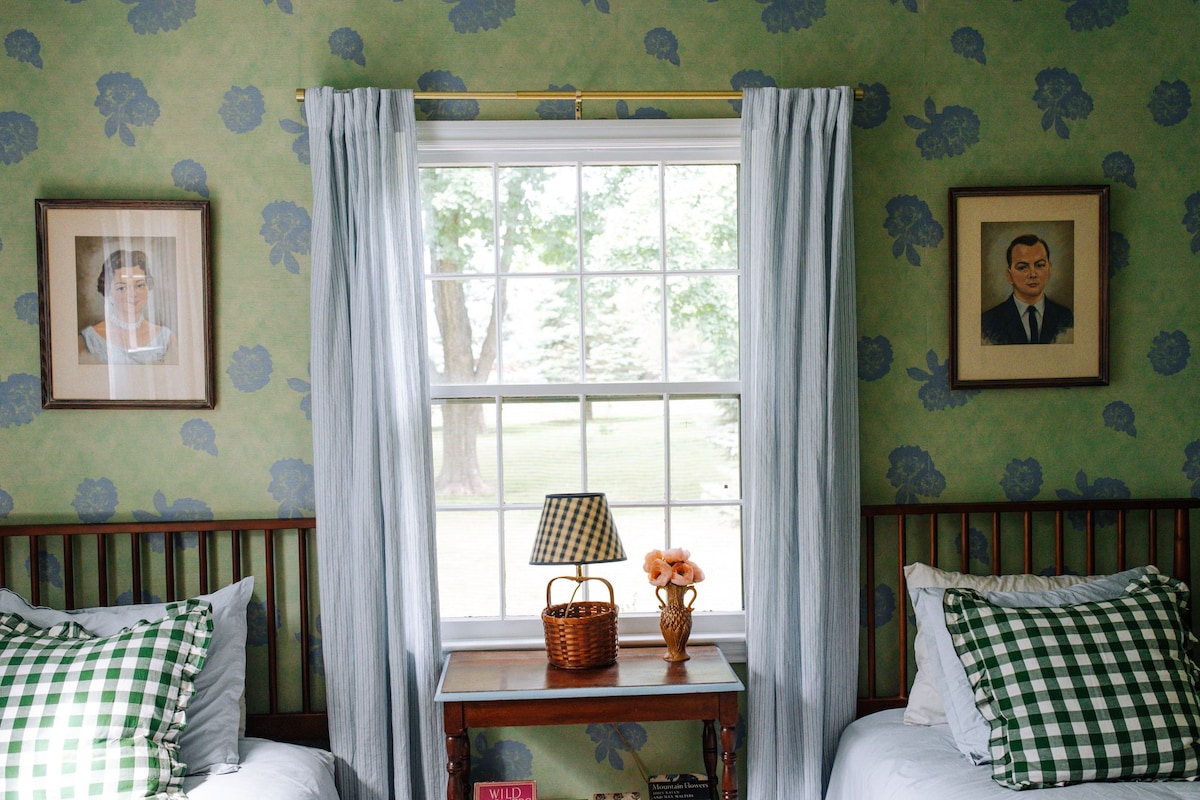 Bedroom w/ Two Twin Beds