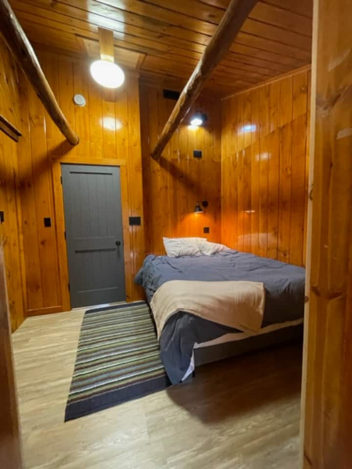 غرفة النوم الثالثة - سرير وسط - حمام جاك وجيل