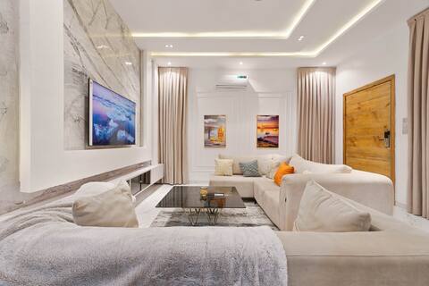 Luxury 4 Bed House+Pool+PS5+Snoker+Tennis in Lekki