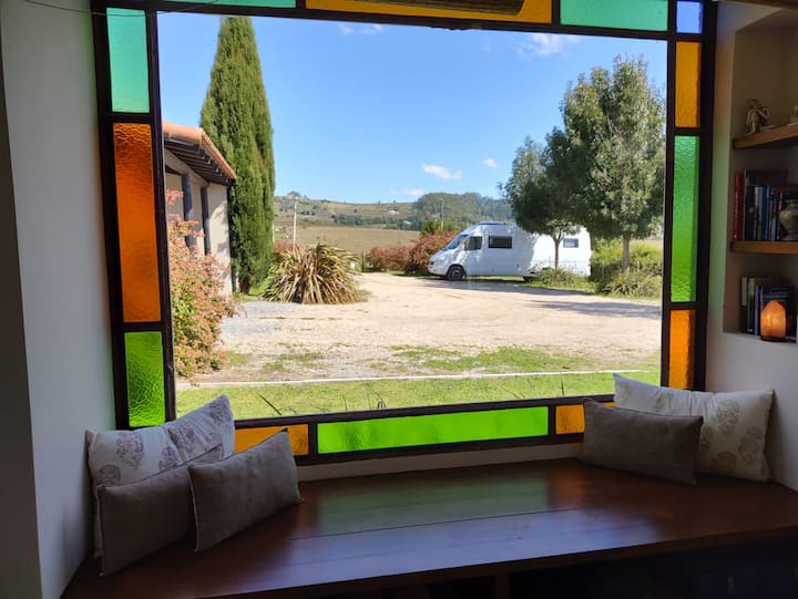 พระอาทิตย์ตกดินที่ดีที่สุดใน "ภาพวาดสด" นี้ วิวจากห้องนั่งเล่น