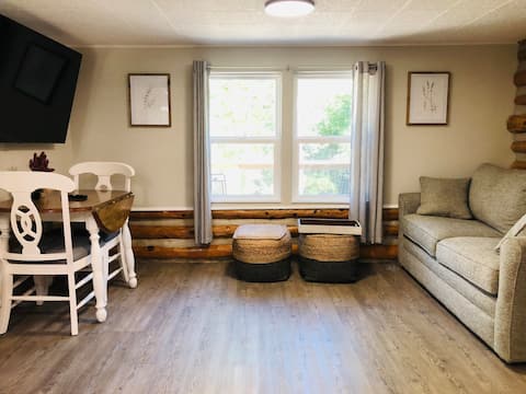 Private 1 bedroom guest house with creek front.