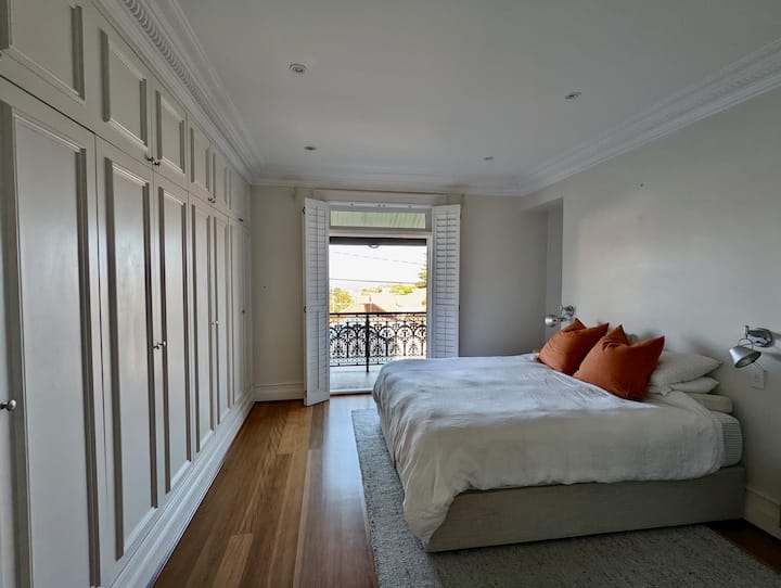 ห้องนอนใหญ่และระเบียง