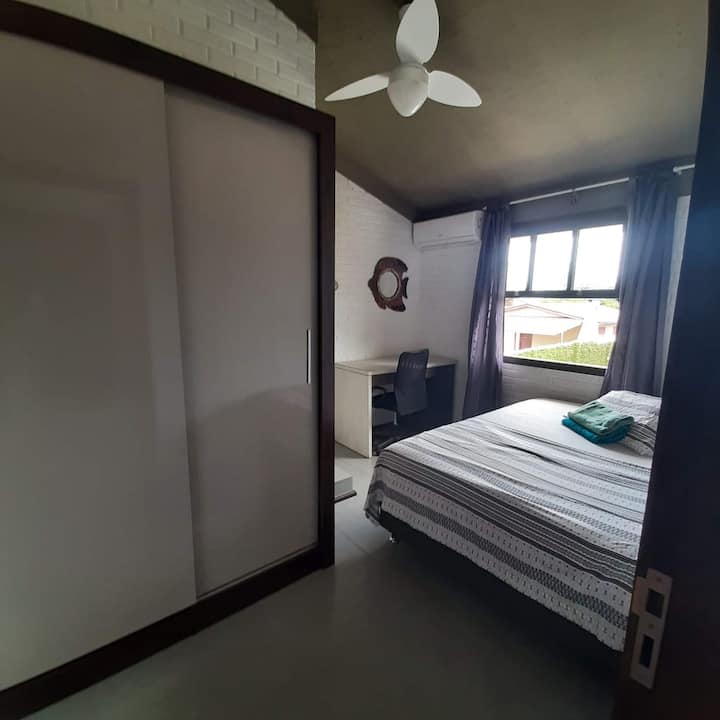 Chumba kikuu cha kulala chenye kitanda cha kawaida cha sanduku. Dawati lenye kiti cha ofisi. Kabati la ukubwa mzuri. Shabiki wa dari na kiyoyozi.