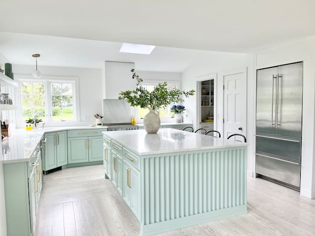 Coastal retreat: 6 beds, seasonal pool & spa