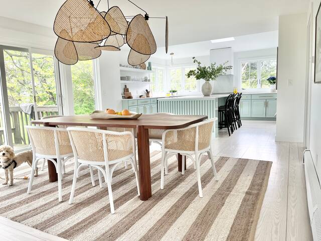 Coastal retreat: 6 beds, seasonal pool & spa gallery image 5