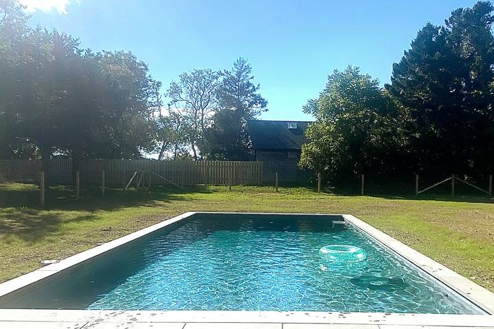 Coastal retreat: 6 beds, seasonal pool & spa gallery image 4