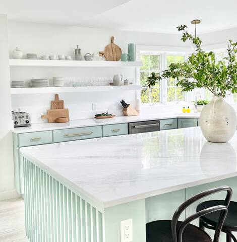 Coastal retreat: 6 beds, seasonal pool & spa gallery image 3