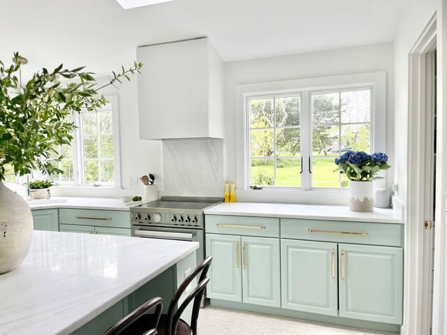 Coastal retreat: 6 beds, seasonal pool & spa gallery image 2