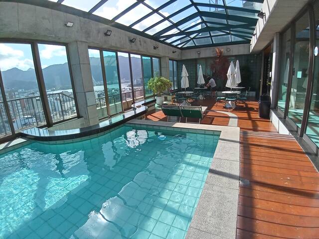 Flat Tiffanys Residence font gallery image 3