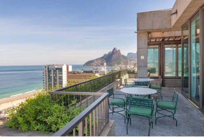 Flat Tiffanys Residence font