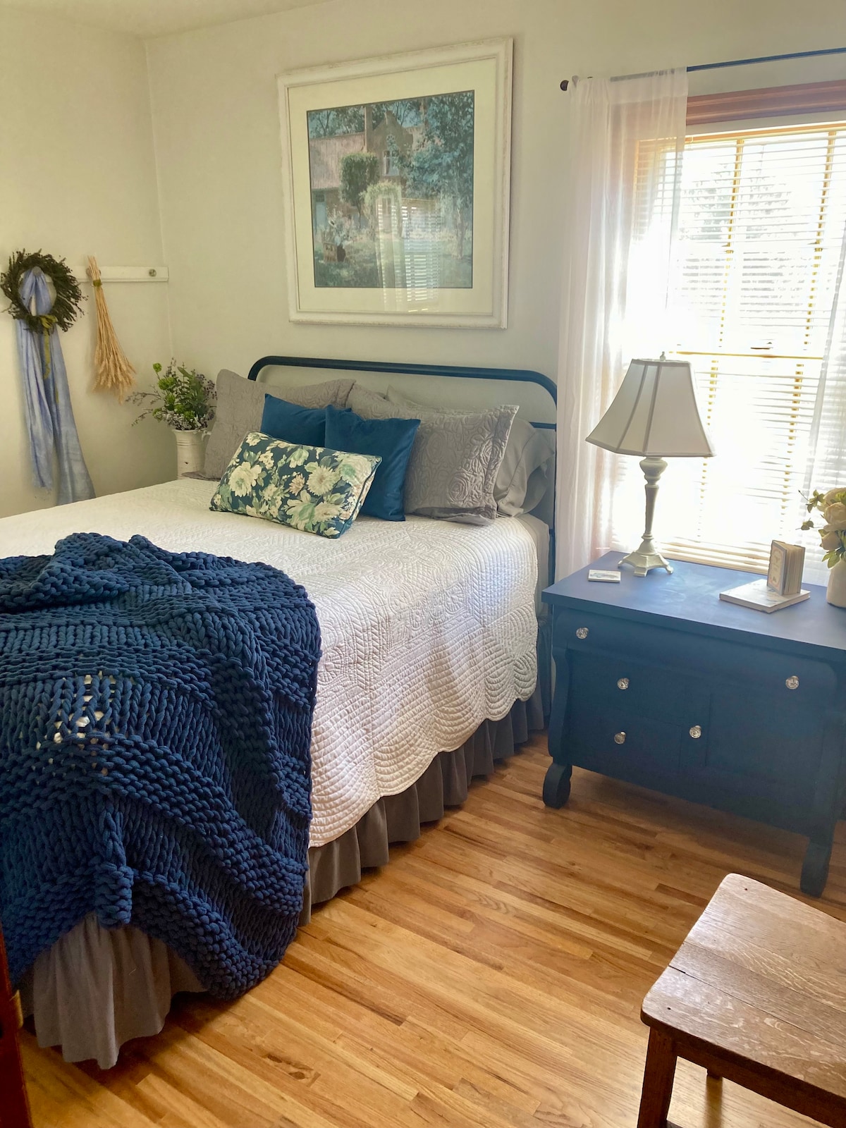 主楼客房，两扇窗户外的农场景观，衣橱里有大台阶，全身镜