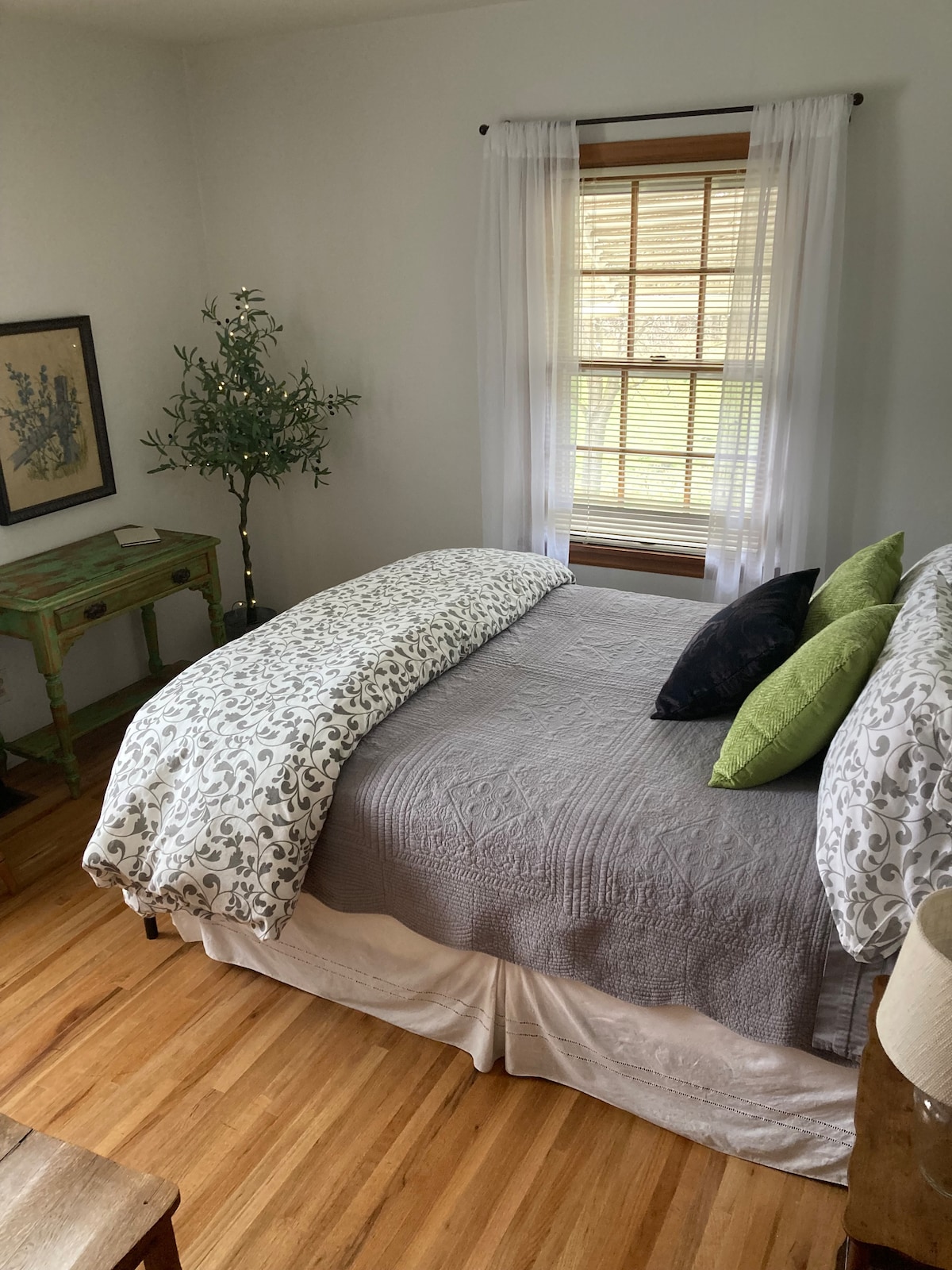 主楼客房，两扇窗户外的农场景观，衣橱里有大台阶，全身镜