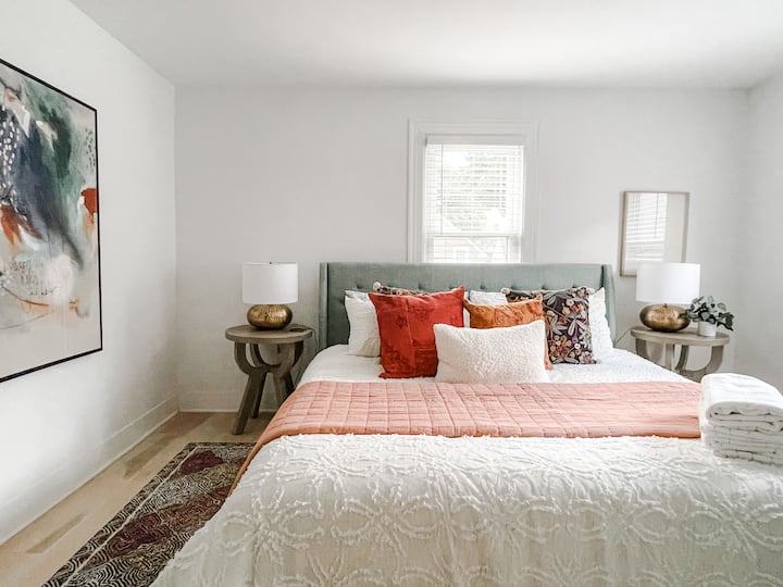 سرير بمقاس كينج في الطابق الثاني