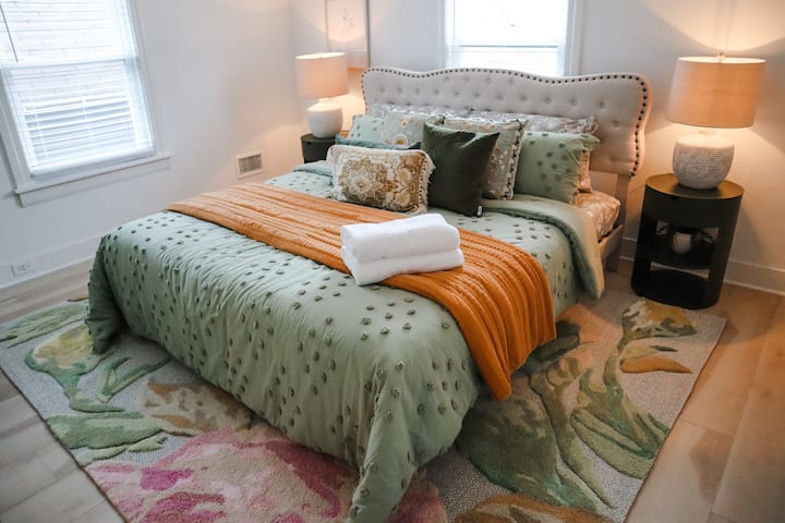 سرير بمقاس كينج في الطابق الثاني