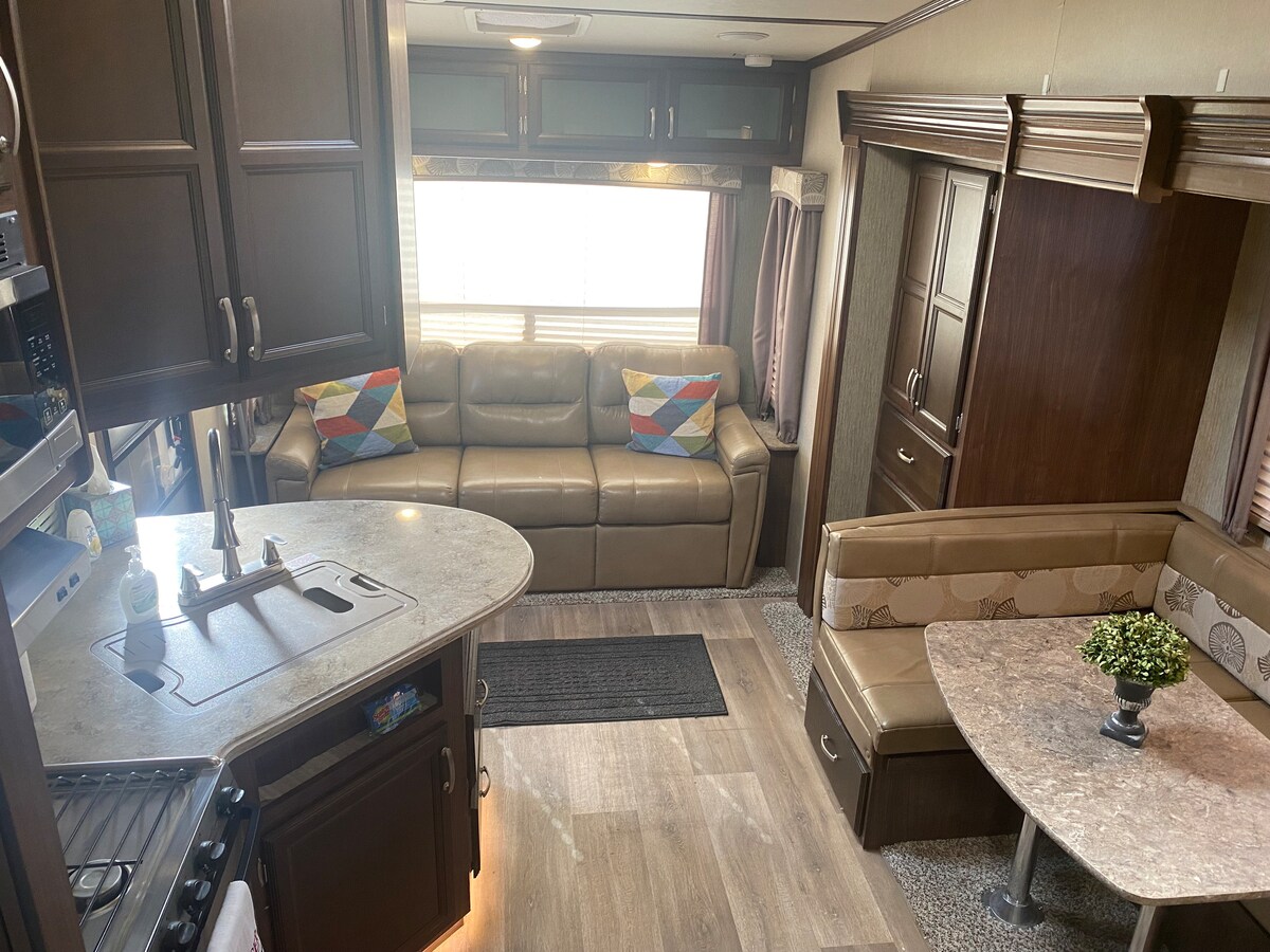 沙发可变成一张标准双人床。 