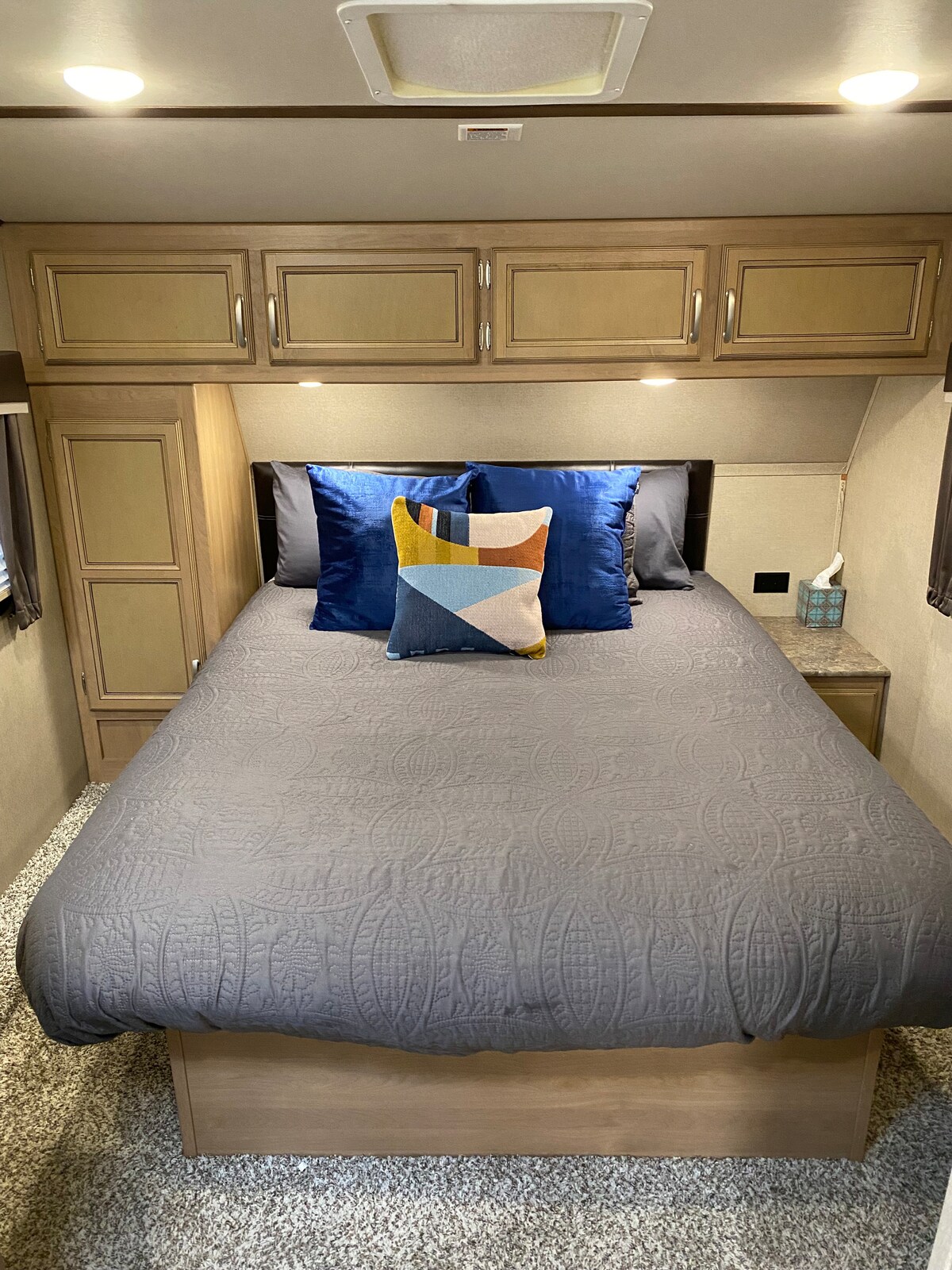 主床。请记住，这是一张房车床。为了更舒适，我们配备了额外的泡沫和厚床垫。 