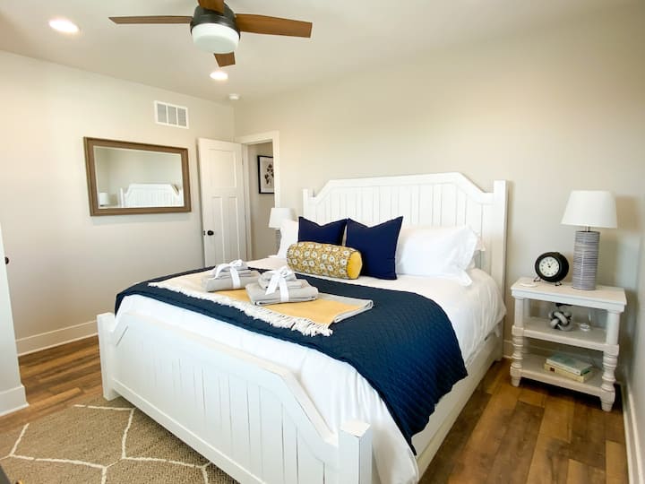 Паднете во овој удобен брачен кревет (широк 150-179 см) на крајот  од денот! 