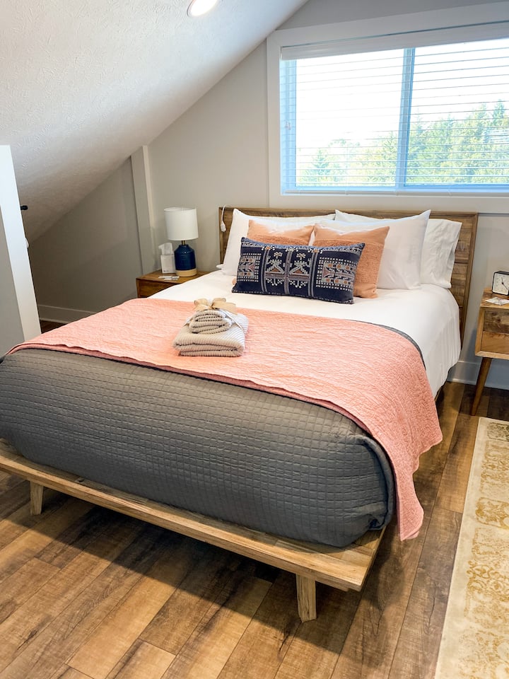 Во втората спална соба има брачен кревет (широк 150-179 см) и удобен стол за читање на вашата омилена книга