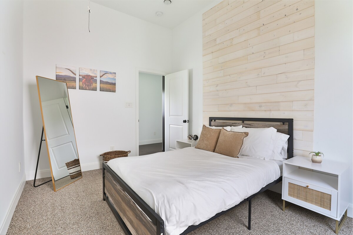 ¡Segundo dormitorio con armario y espejo de pie!