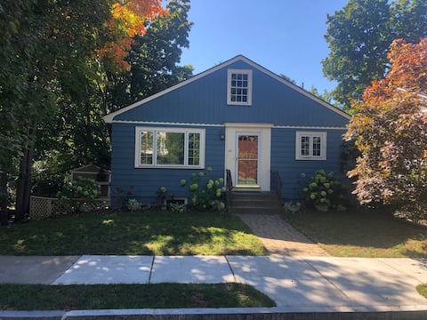 Walk to Restaurants & Park - Charming Cottage