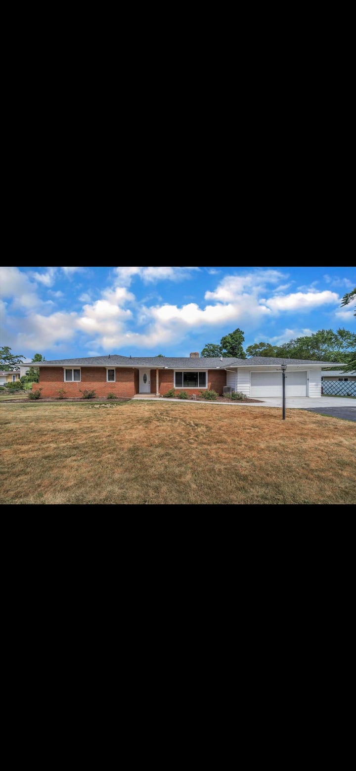 Cheerful 4bedroom home with hot tub Houses for Rent in Michigan