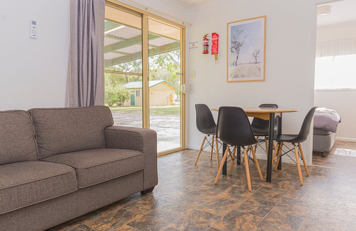 2 Bedroom Cabin - Sleeps 4 People - Penola