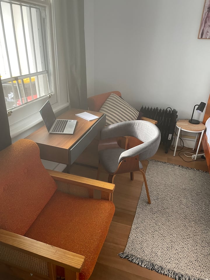 Chumba cha kulala 2 kina dawati dogo lililo tayari kufanya kazi ukiwa nyumbani na viti vya kupumzikia vinavyotoa sehemu ya pili ya kusoma kitabu au kupumzika mbali na sebule.