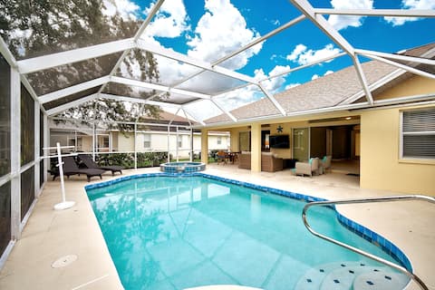 Family Paradise: Spa & Heated Pool w Outdoor TV