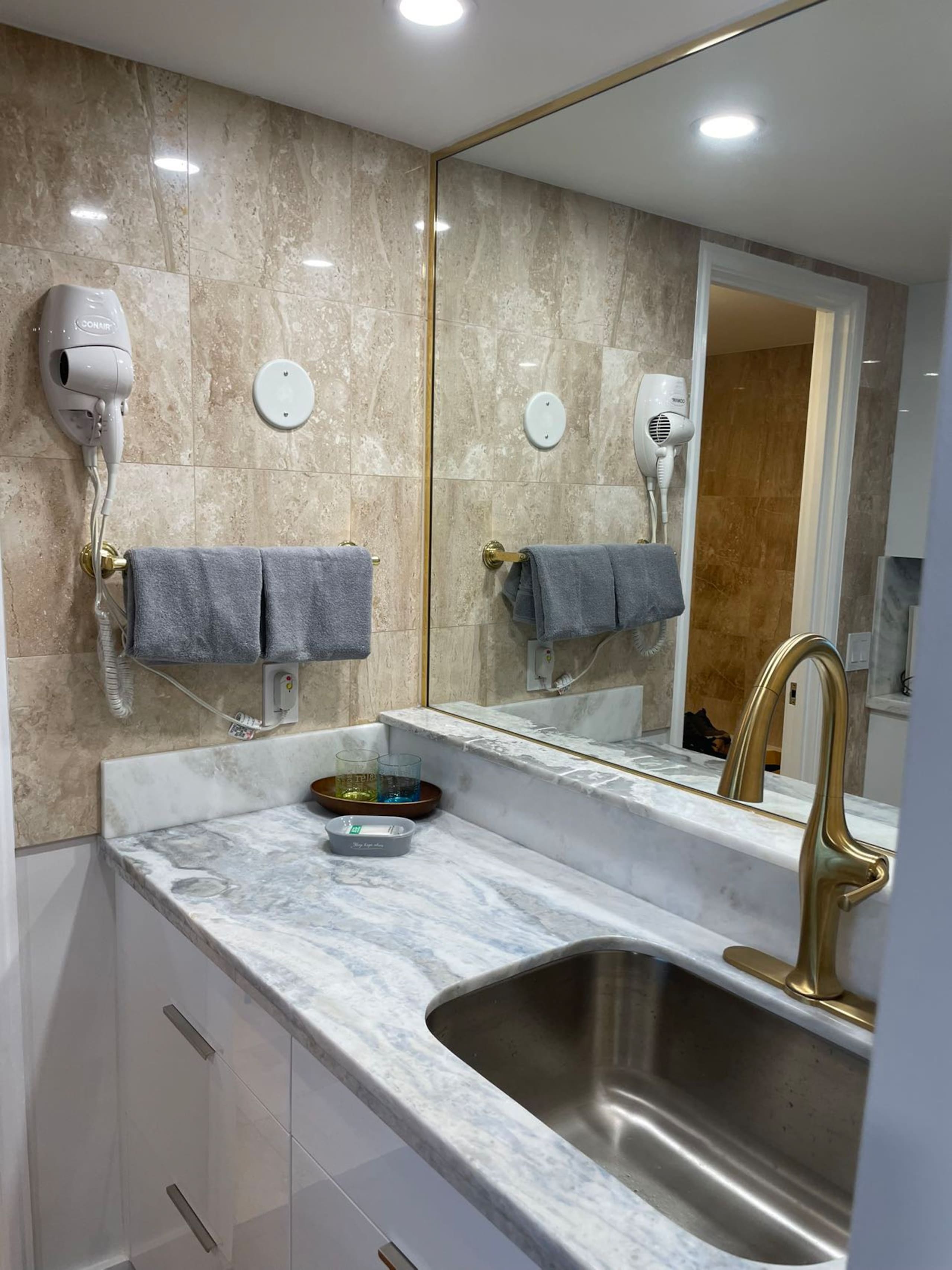 Condo in Honolulu · ★4.82 · Studio · 2 beds · 1 shared bath - Image 12