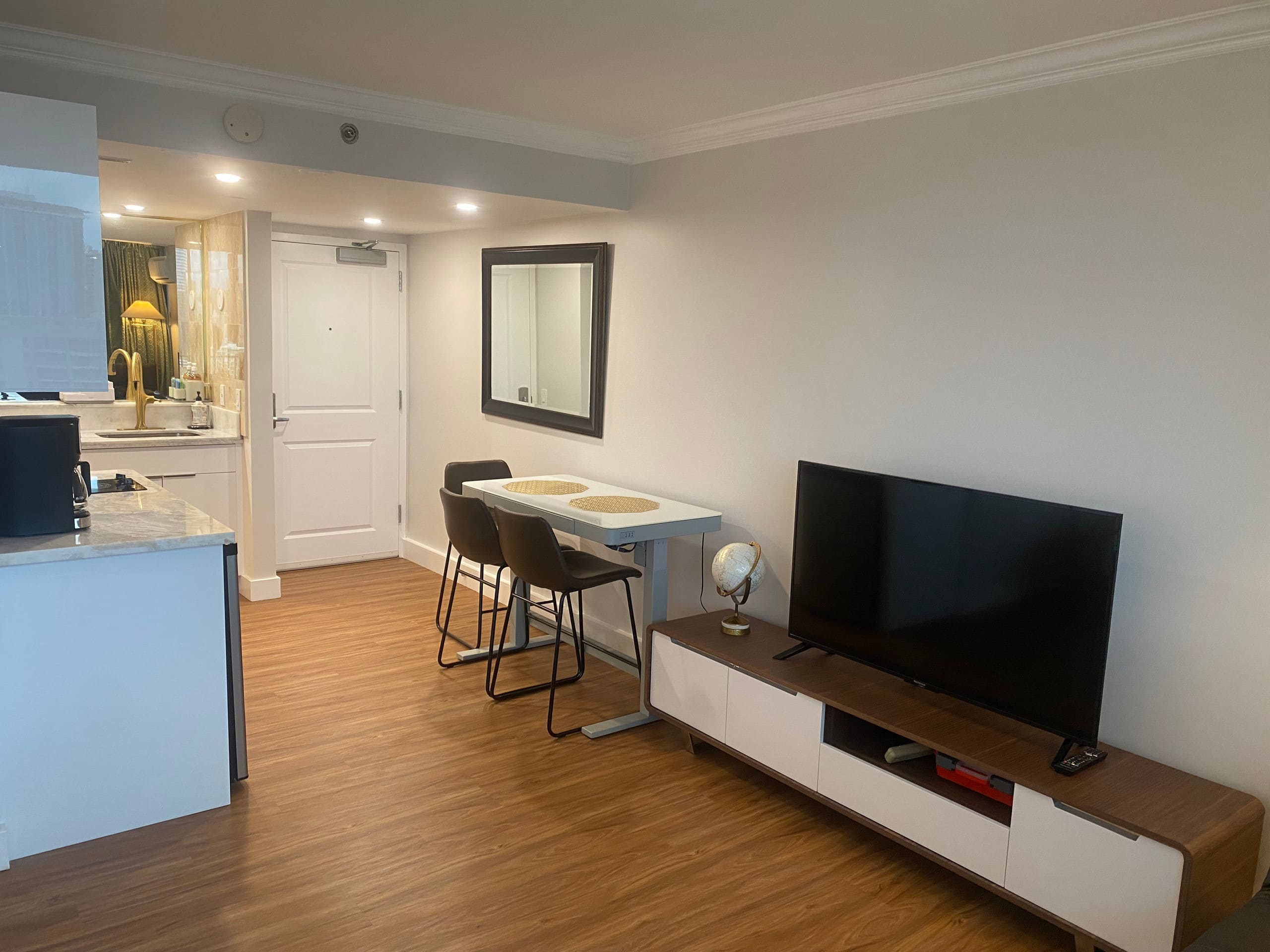 Condo in Honolulu · ★4.82 · Studio · 2 beds · 1 shared bath - Image 7