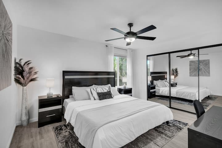 Chumba cha msingi kilicho na kitanda cha ukubwa wa mfalme, TV ya 50in na sehemu mahususi ya kufanyia kazi